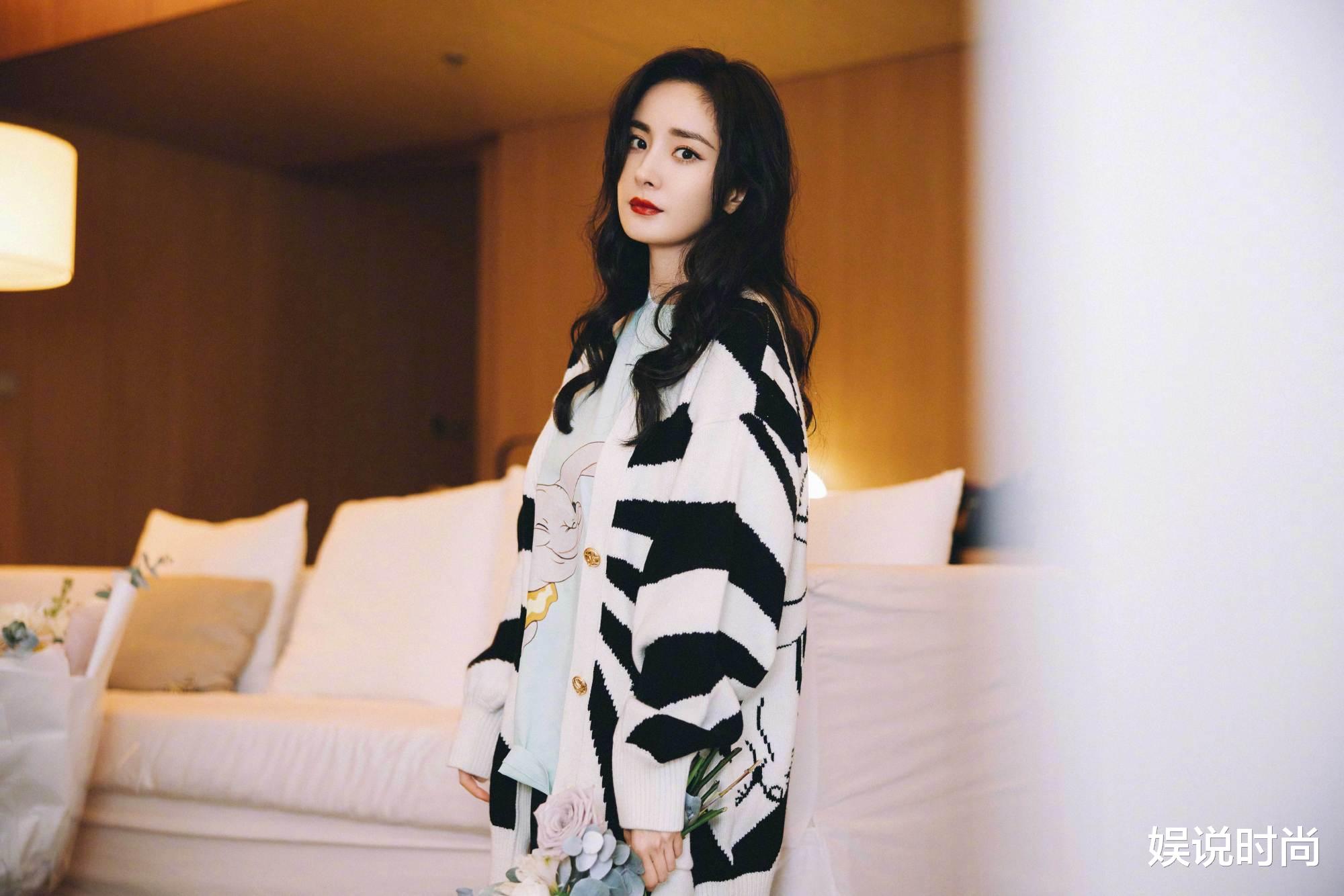 杨幂|杨幂居家服穿出精致和霸气，冬日演绎的温柔，少女感十足