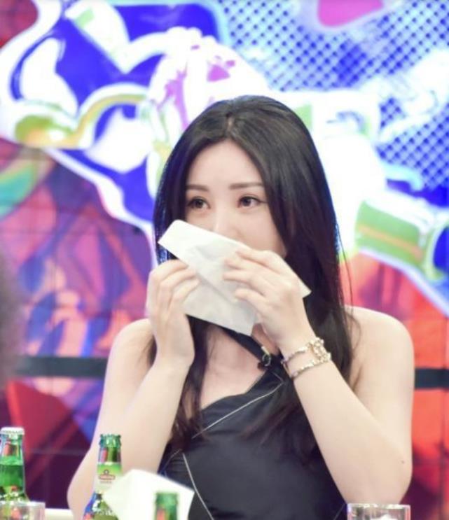 柳岩|40岁柳岩为何还没嫁？看她节目中下蹲的那一刻，网友：这谁敢追？