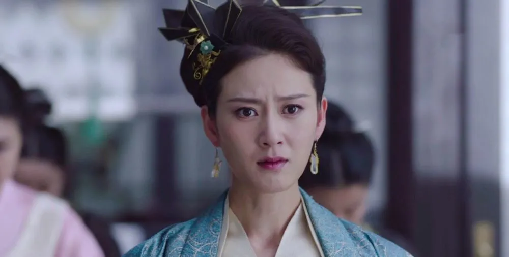 赘婿|《赘婿》最美丈母娘火了，38岁穿深V礼服秀曲线美，比剧里更迷人