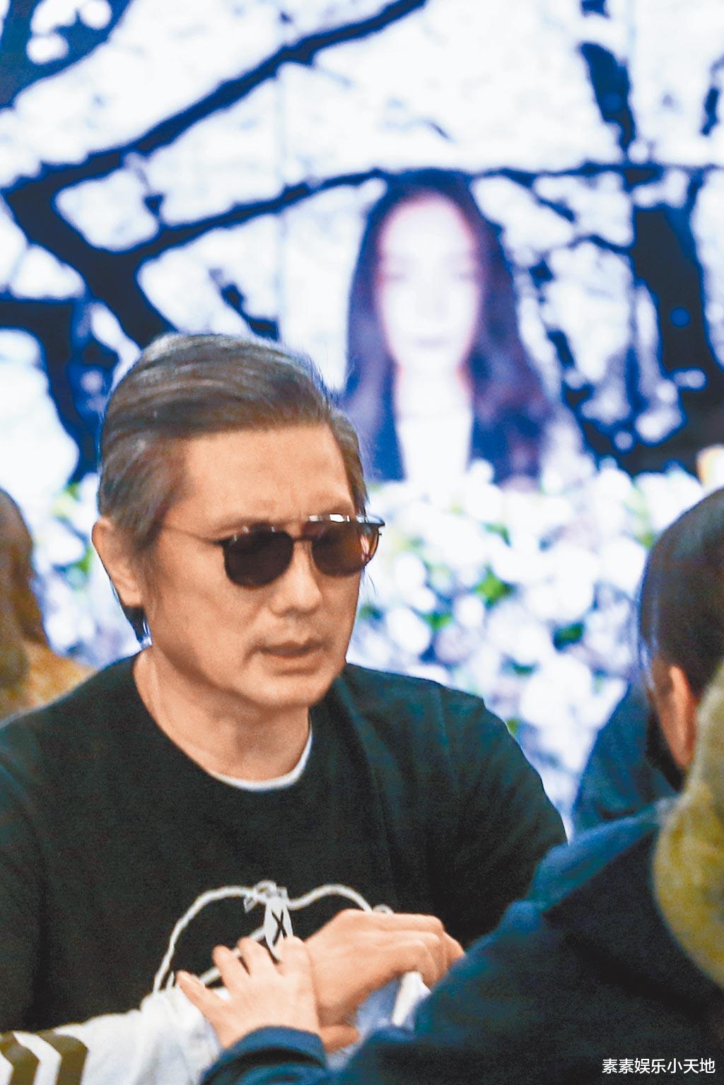 李瑶媛|包小柏灵堂送别爱女,悲伤过度无法致词,3兄弟抱头痛哭