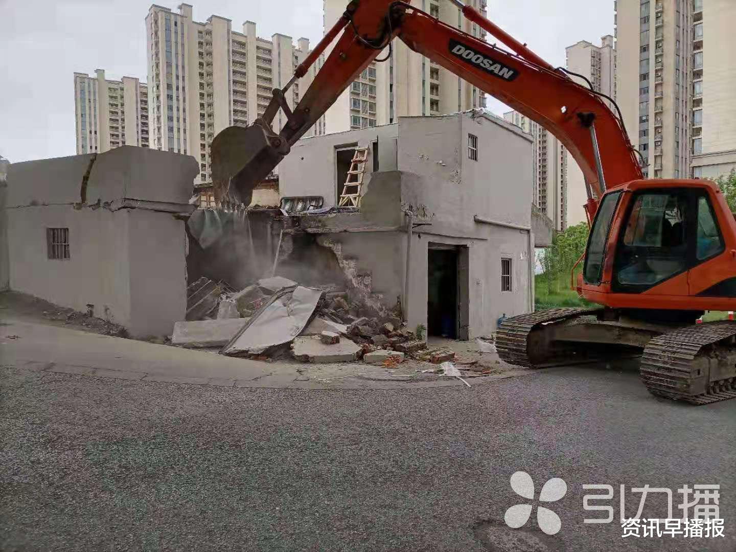 资讯早播报 轰隆隆…藏在苏州姑苏区唐胥桥南堍桥下的30年违建“小楼”被拆除