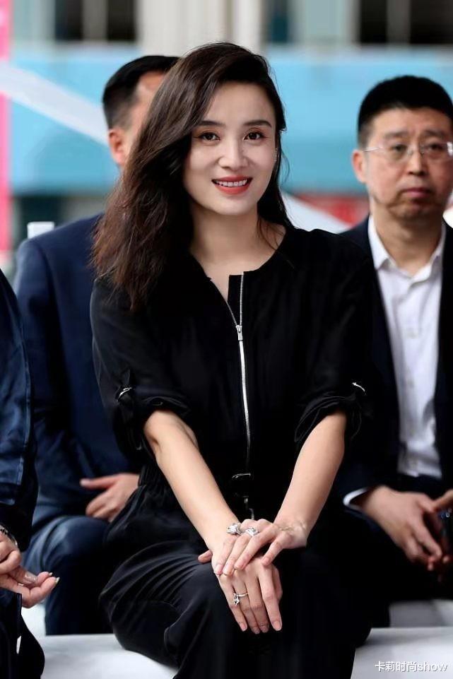 卡莉时尚show|宋佳的“椰奶肌”细腻显嫩，穿一身黑做陪衬，白到叫人心动又羡慕