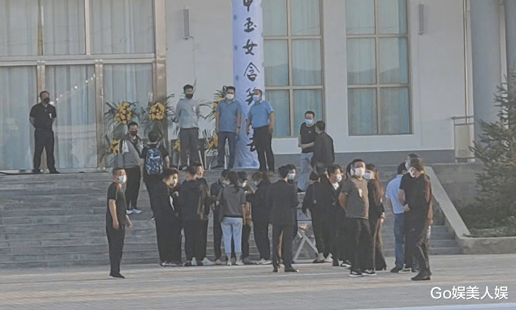 于月仙|令人泪目！于月仙遗体告别，赵本山夫人崩溃痛哭，赵家班泪洒现场