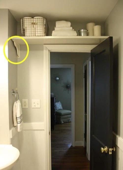 门头上方空间不浪费,木工装排简单置物架,解决小卫生间收纳难题