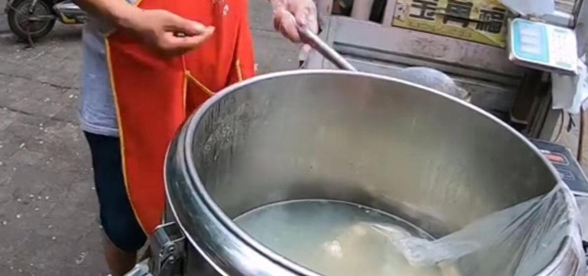 范师傅探店 邯郸老爷子，靠一桶水摆摊儿，5元一碗，吃着过瘾