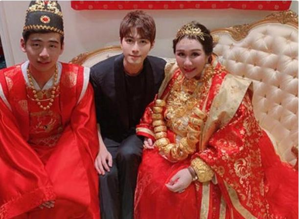 何超盈|21岁的黑龙江男孩，娶了大8岁赌王的女儿，如今过得怎样了？