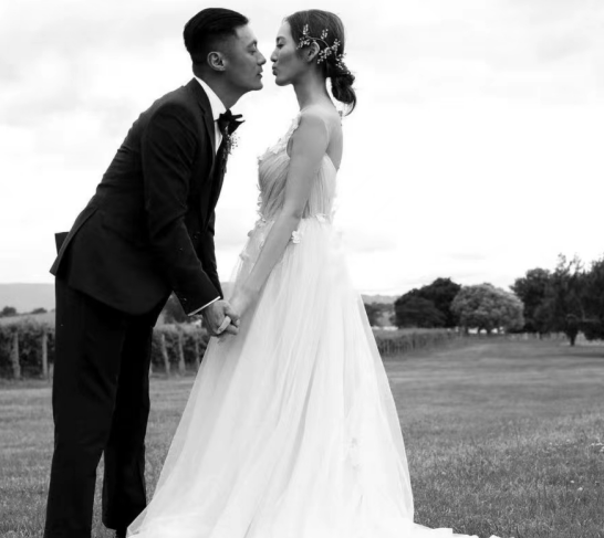 余文乐|余文乐晒照庆结婚4周年！老婆嘟嘴索吻好甜蜜，首次曝现场求婚图