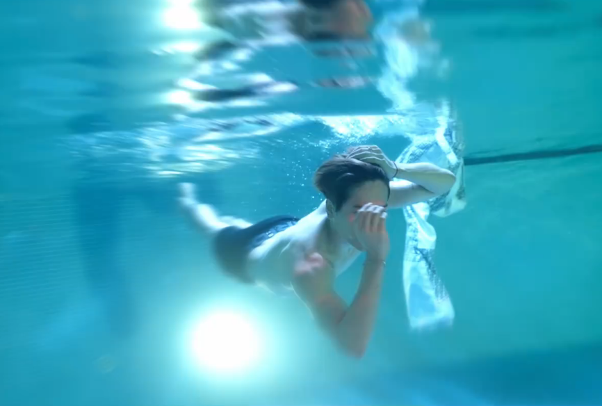 倪妮|男星王嘉尔泳池拍大片！浑身肌肉荷尔蒙十足，曾在海面上表演好危险