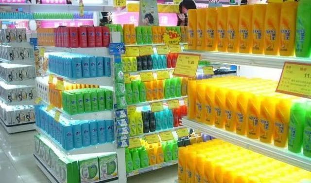 洗发水 为何理发店使用的“洗发水”，市场上并不多见，内部员工道出实情