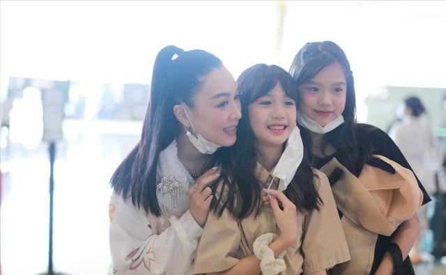 Lady变美日记|钟丽缇和两个女儿同框,穿减龄装扮清纯,更像是大姐姐