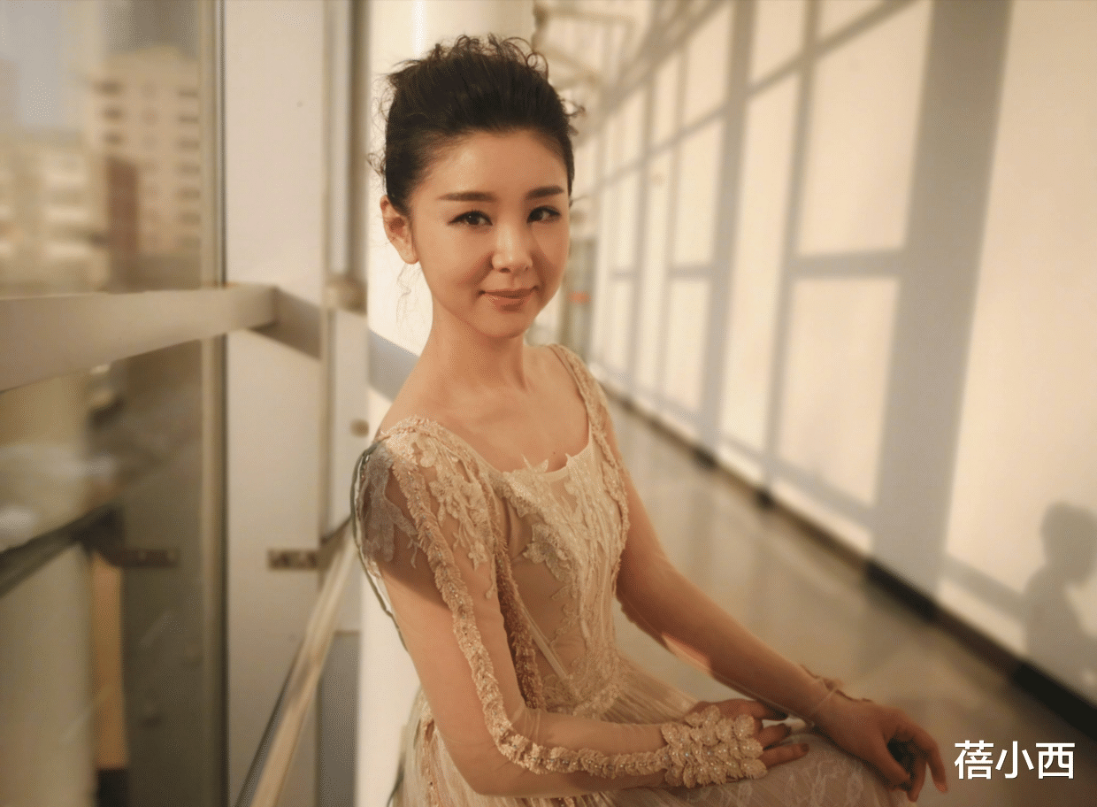 蓓小西|李小萌瘦了更有“尤物资本”，一袭裸色纱裙配盘发，显得身段更好