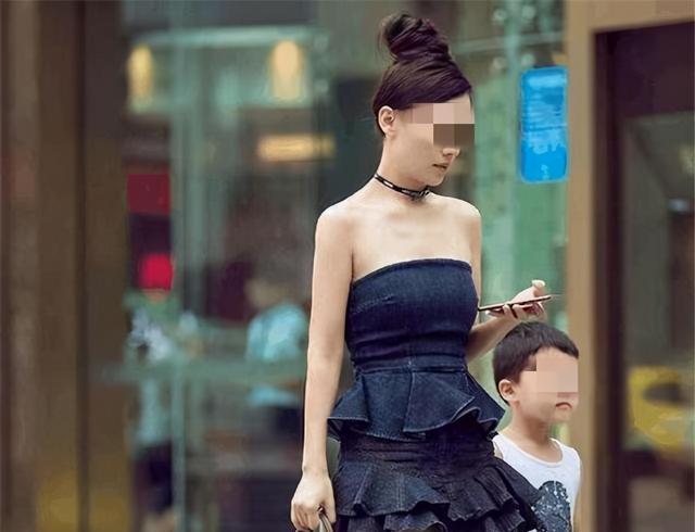 李嘉欣|李嘉欣穿透视裤和儿子出门，引人非议：露装癖对孩子影响有多大？