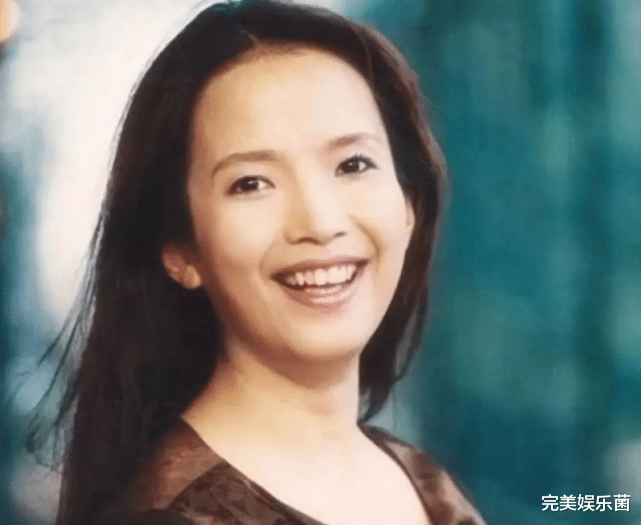 李冰冰|48岁李冰冰出席活动，表情僵硬意外撞脸吕丽萍，网友：返厂重修了