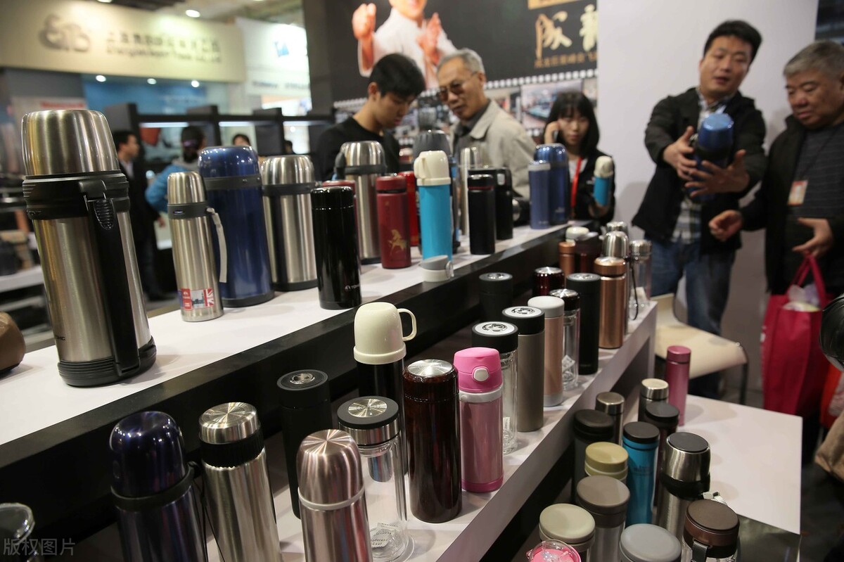 19种保温杯遭央视曝光!重金属超标热水进“毒水”出,家长需谨慎