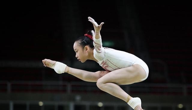 走光|不怕走光吗?女体操运动员为何穿三角裤比赛!