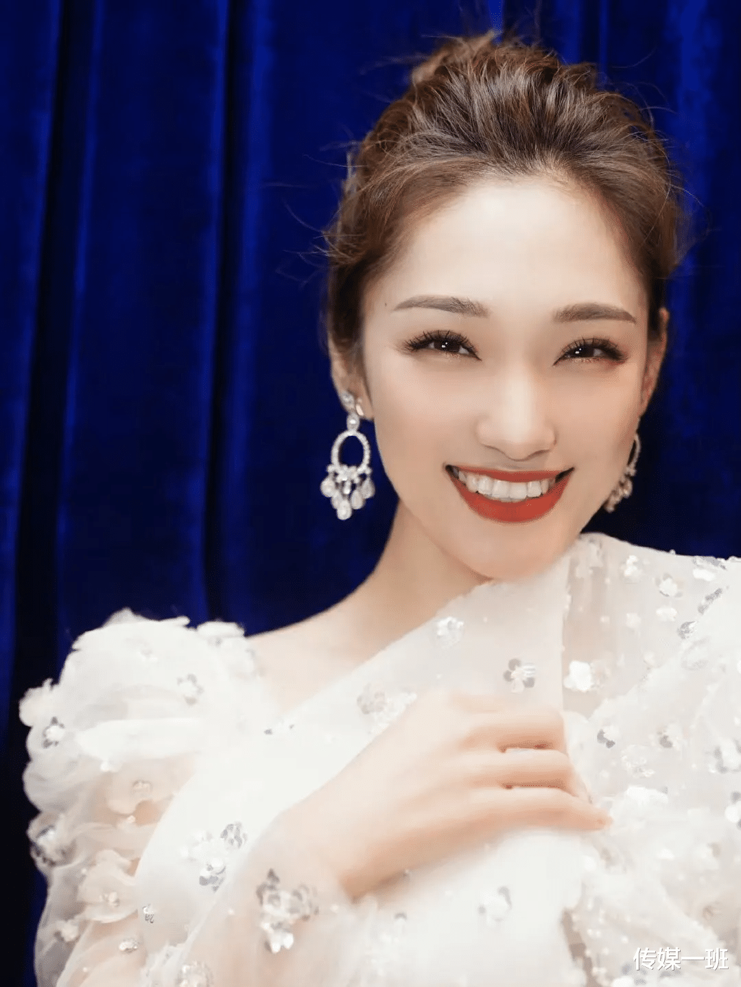 吴京|成龙电影周闭幕式：肖战穿白色中山服，张韶涵穿皮草，吴京经典款