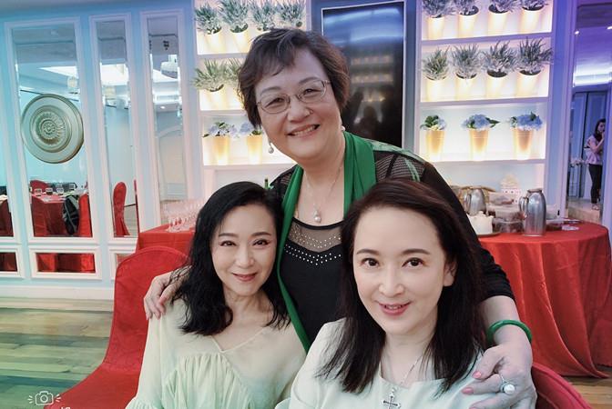 方脸妹说时尚|63岁“黄蓉”魏秋樺罕见参加阔太聚会,穿薄纱衣裙,老戏骨笑真甜