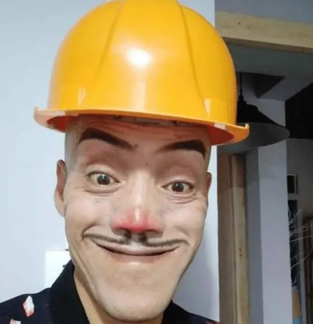 短视频|52岁“光头强”风光不再，卖掉豪车换摩托，昔日美娇妻也不辞而别