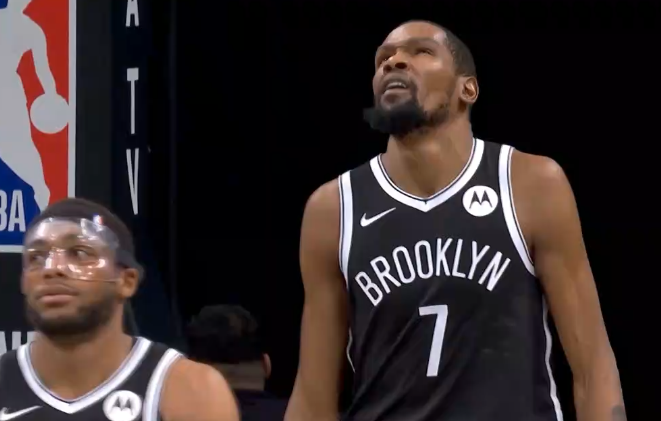 凯文·杜兰特|惊险！杜兰特重摔倒地太吓人，手臂被压夸张弯曲，所幸没受伤