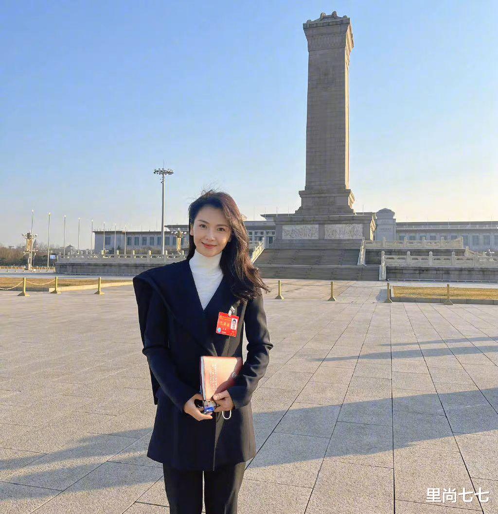 刘海宽|文代会明星阵容太强，周冬雨佟丽娅C位受追捧，刘涛军人站姿抢镜