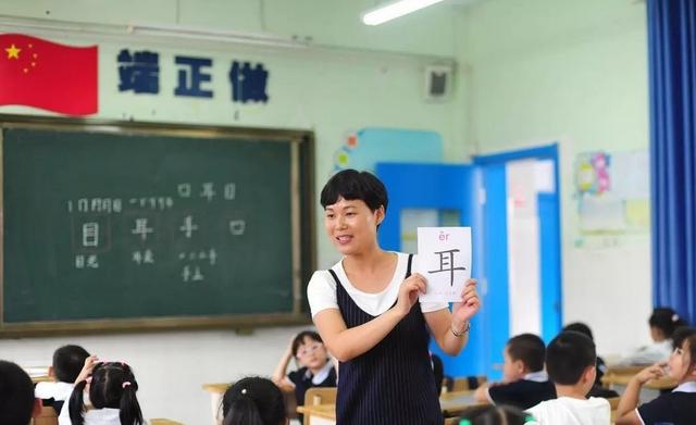教师|中小学生家长从事这些工作，孩子在学校更受老师欢迎，原因很现实