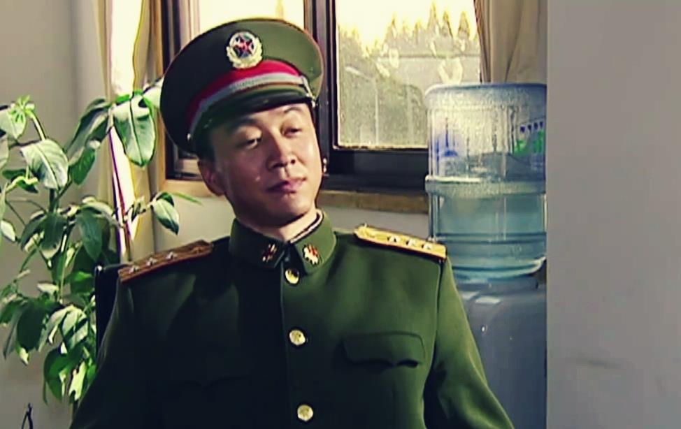 袁朗|《士兵突击》中，袁朗为何却非要开除“27号”？不服管教倒是其次