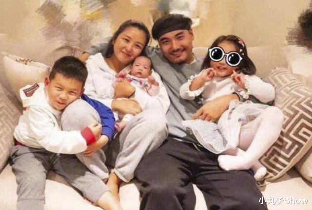 宝宝洗澡 瘦身成功!三娃妈何洁走机场变样,黑色紧身裤秀身材,大象腿没了