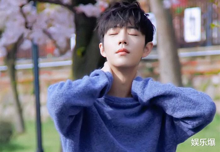 肖战|《玉骨遥》新路透曝光，肖战穿红衣反差大，清冷师父秒变娇弱美人