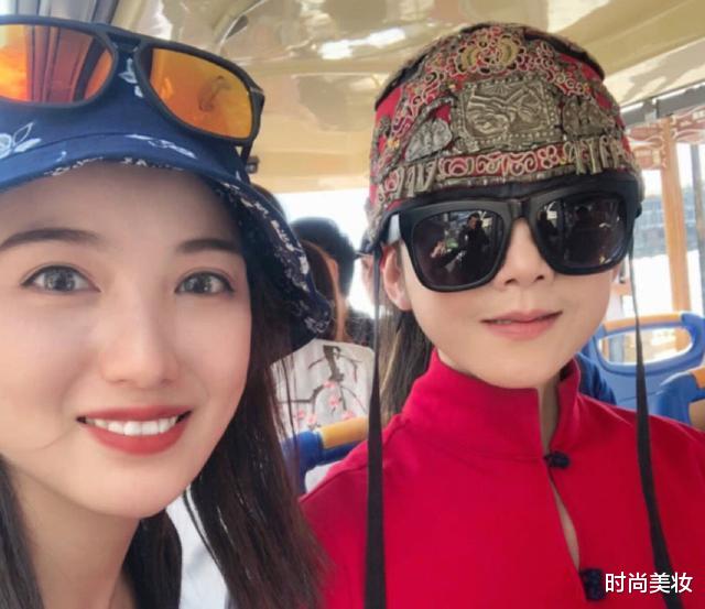 时尚美妆|62岁杨丽萍现身机场照晒出，放大10倍后惊艳网友，皮肤白皙光滑