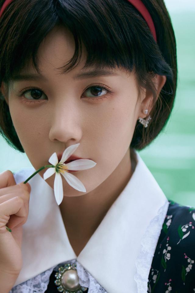 发型 李一桐扮80年代女生,穿印花裙配短发温婉动人,好有年代感
