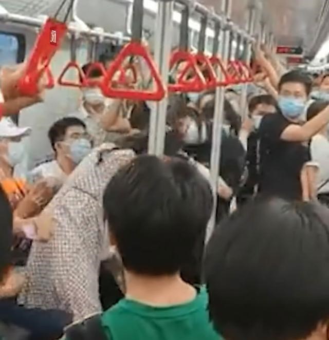 上海地铁 上海地铁两女子互相掌掴厮打,黑裙悍妇很凶猛,揪住头发不肯放