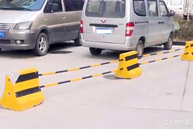 二十四频道 青岛一女子被小区路上的石墩绊倒，磕坏三颗牙，要求物业赔一半：没有警示标志