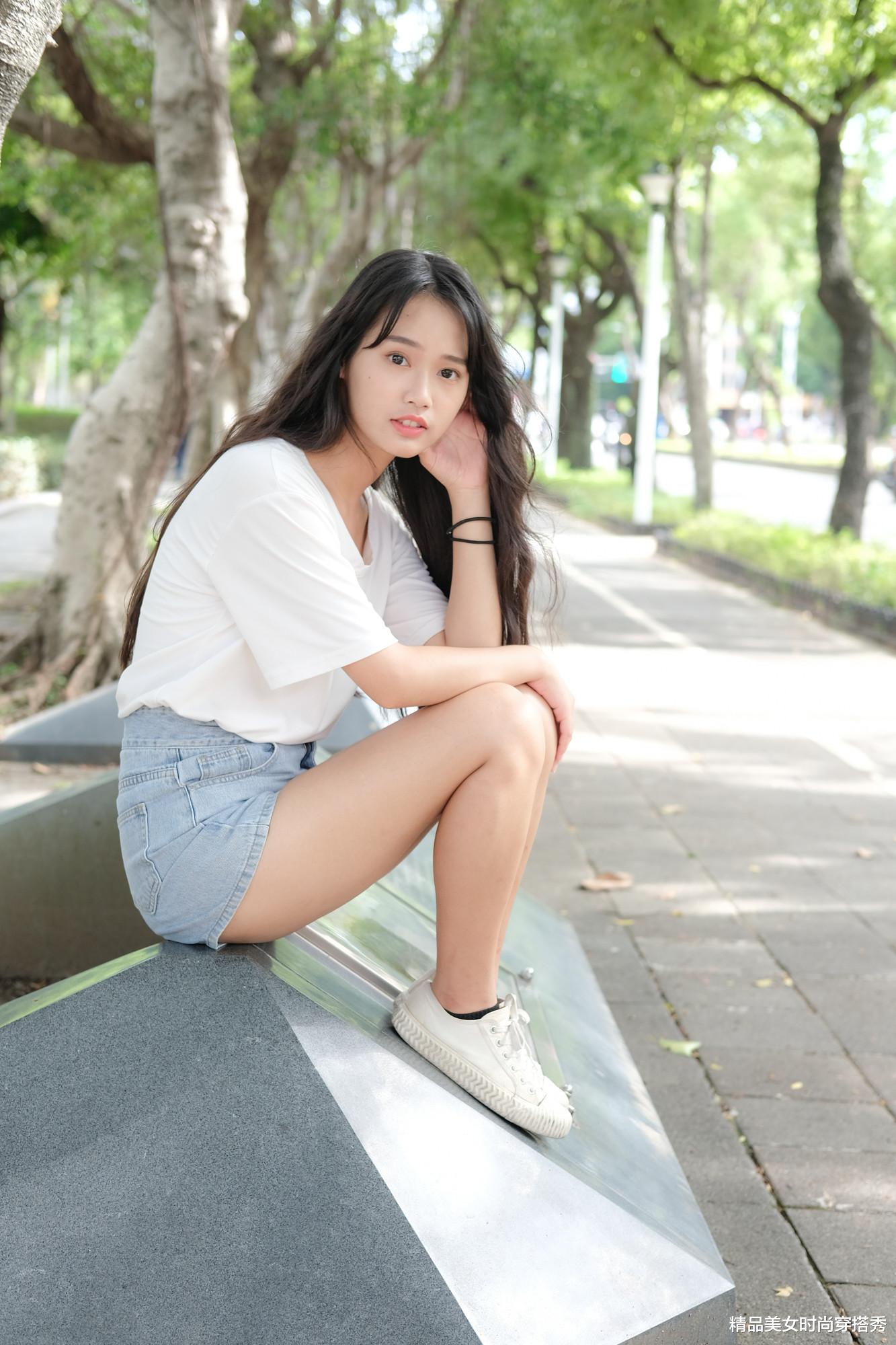 精品美女时尚穿搭秀|白色T恤搭配牛仔裤十分的青春有活力，配上一双小白鞋，舒适随意