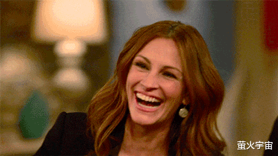 朱莉娅·罗伯茨|54岁朱莉娅·罗伯茨穿泳衣，腿细腰粗显老态，拥抱儿子展招牌大笑