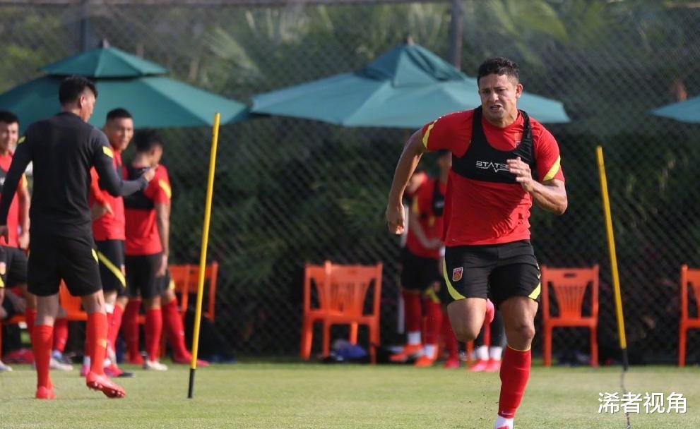 國足|上午11點(diǎn)！李鐵傳來壞消息：國足最大隱患浮現(xiàn)，進(jìn)世界杯懸了