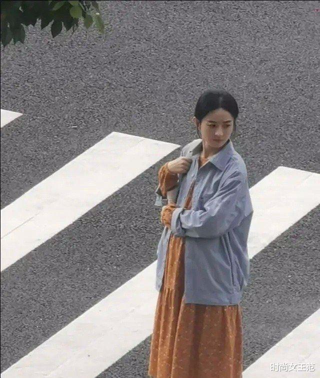 赵丽颖|赵丽颖杀青跟当地村民合影，跟阿姨差不多老，就是化了妆白一点！