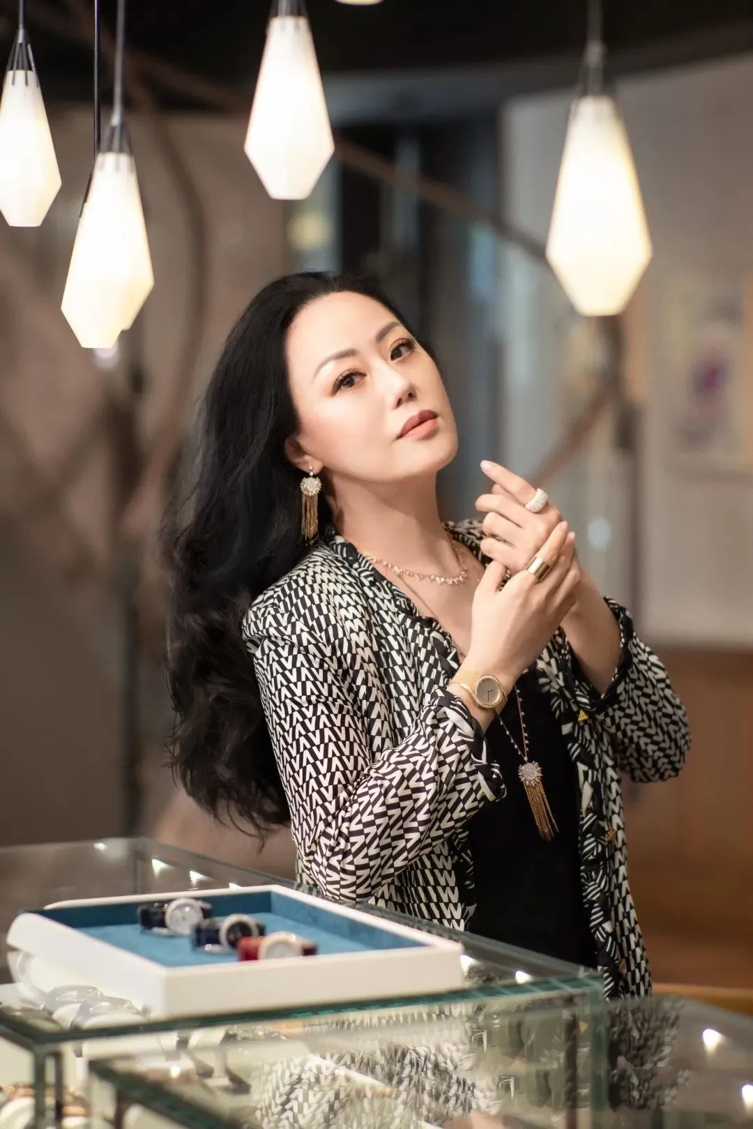 晓说时尚儿|章小蕙身材才有女人味，白衬衫配泼墨裙，同框“校花”曾黎更贵气