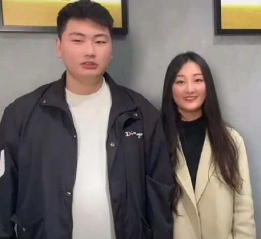 陈亚男|继陈亚男受邀拍电影后，其母亲也接拍广告，打扮精致明星范十足