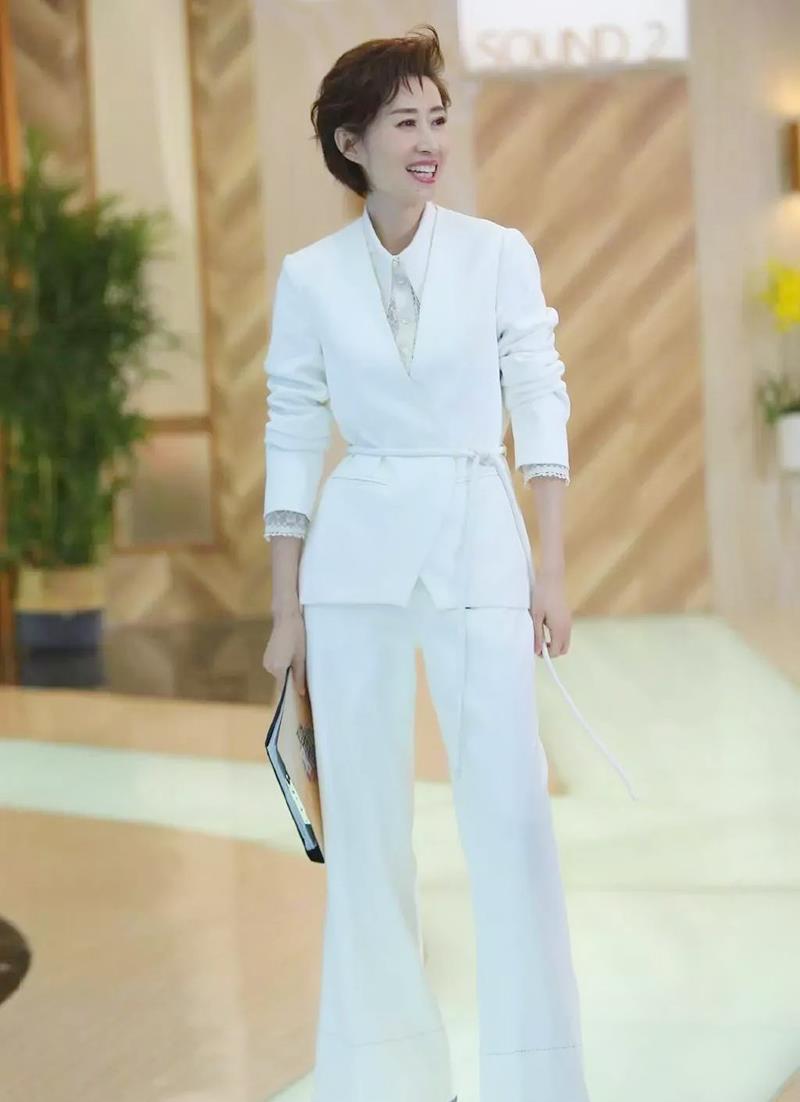 辰雪聊时尚|没想到刘敏涛这么美，白色“羽毛”连衣裙加身，与平时判若两人