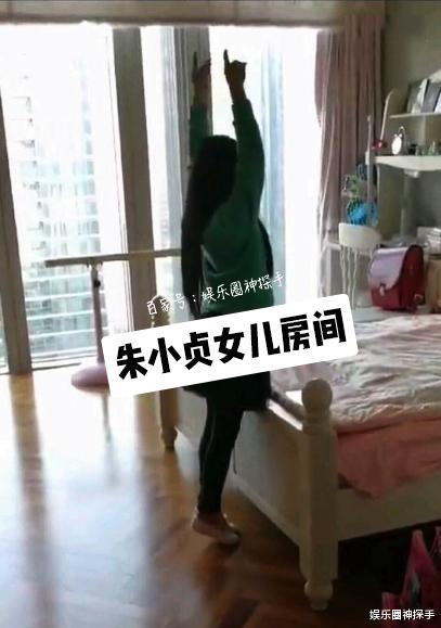 朱小贞|朱小贞为什么不砸玻璃？