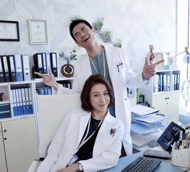 钟嘉欣|钟嘉欣为5岁女儿庆生，素颜出镜黑眼圈抢镜，Kelly紧搂妈妈萌态足