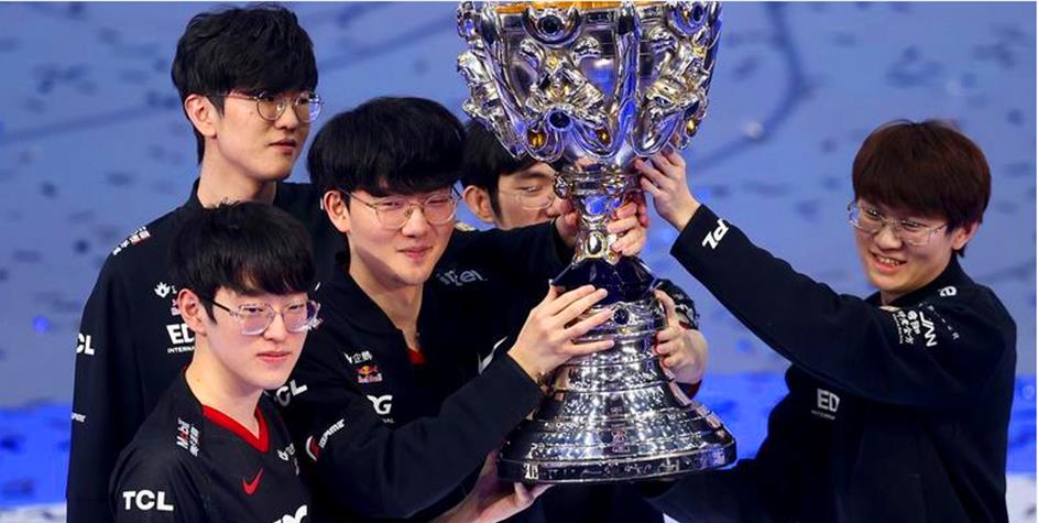 母亲揭秘李炫君15岁退学？EDG夺冠老板照片曝光，学校辟谣换国旗