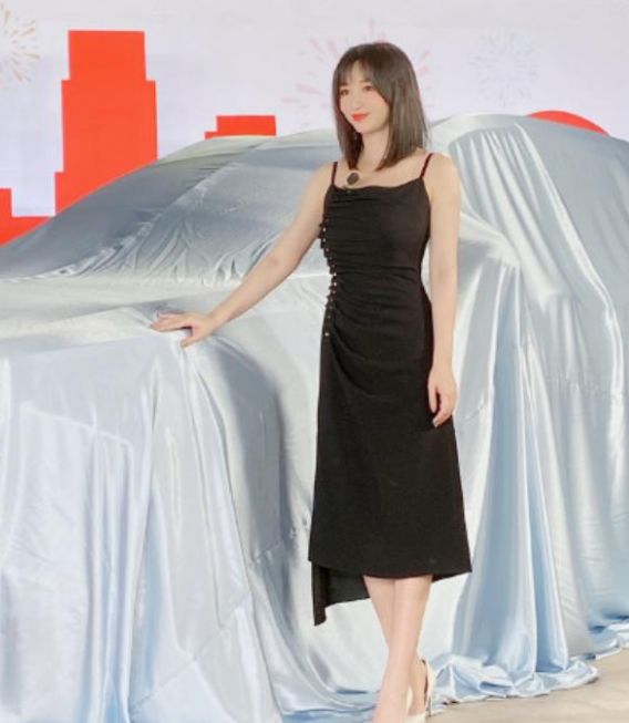 小猫咪的星座故事 40岁柳岩穿吊带裙直播卖车！大方展示傲人身材，异性陪伴声音超嗲