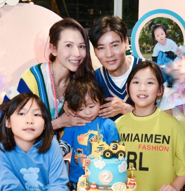 张晋|张晋晒照庆祝儿子2岁生日,儿子一头卷发超可爱,俩女儿漂亮乖巧