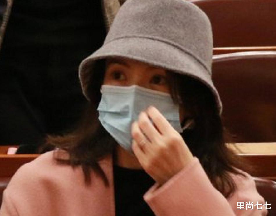 周冬雨|文代会闭幕，章子怡不扎堆却被央视名嘴索签名，周冬雨被众星追捧