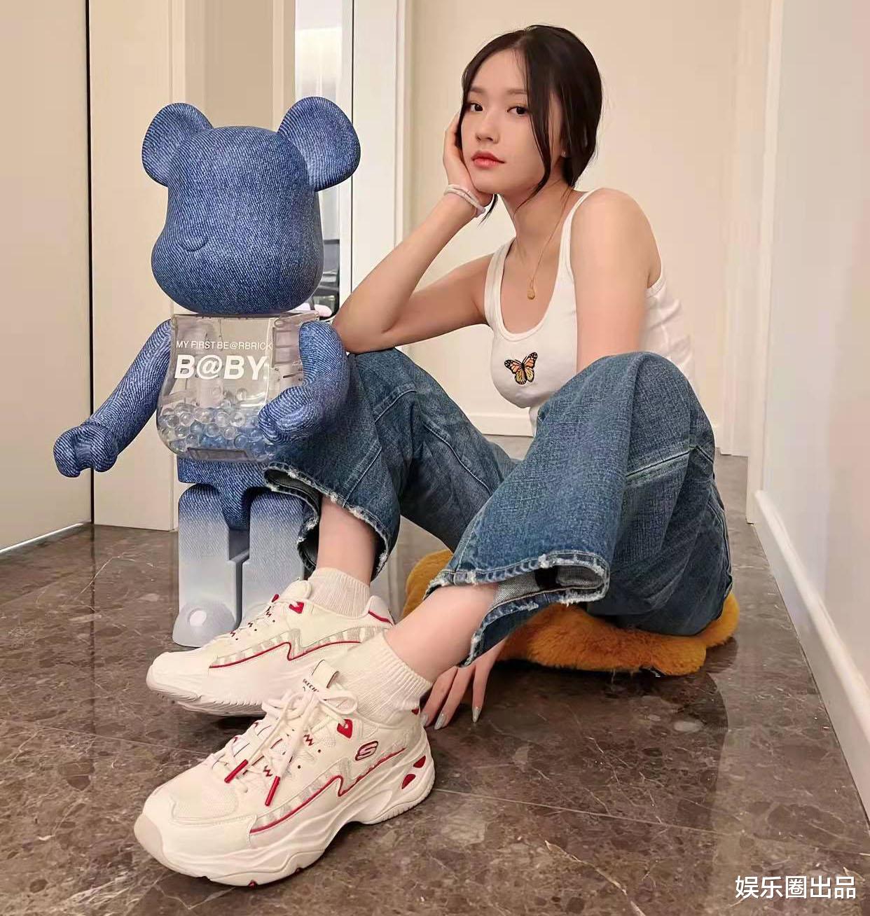 林允|林允穿背心坐在地上拍照，衣着清凉惹争议，被质疑博眼球