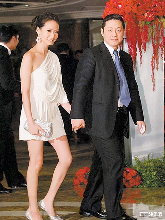 健身|43岁名媛身材紧致显年轻，与丈夫合照像父女，坚持健身是硬道理