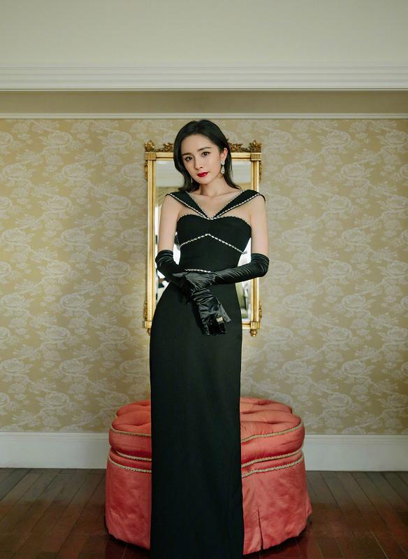 杨幂|杨幂穿“无痕衣”秀身材，却忘P镜中背影，原来这才是她真实腰围