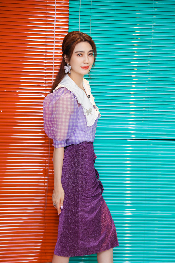 猫姐穿搭经 张丹峰一家三口同框,洪欣穿搭减龄时髦,真不像50岁的阿姨