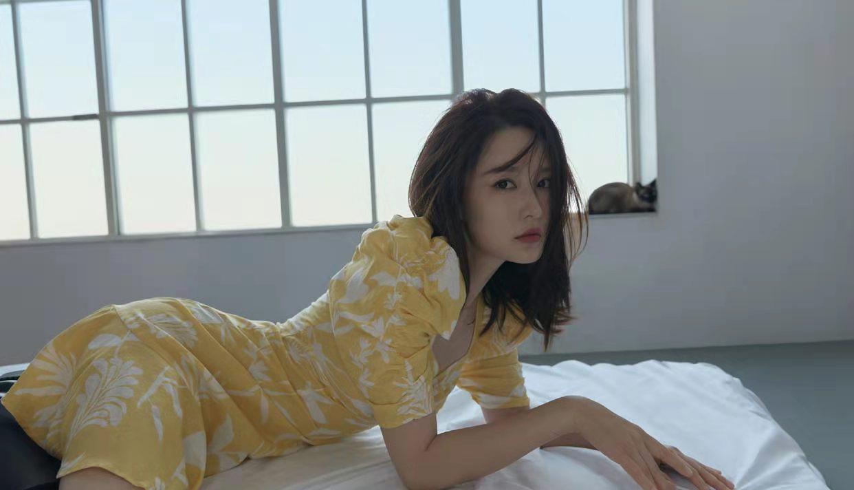 李沁|李沁在空房间内拍大片，道具只有一张床垫，网友：全凭气质！